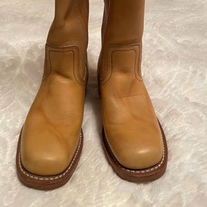 Lightly used FRYE Campus 14L boots.  Retails for $398. Color BANANA.  Size 6